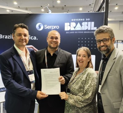 Chris Prinsloo (left) and representatives from Forus Digital sign a contract with Serpro Chris Prinsloo (left) and representatives from Forus Digital sign a contract with Serpro