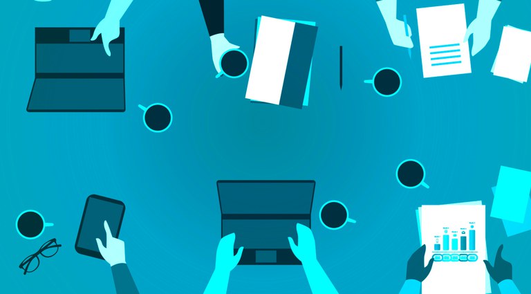 Ilustração visa superior de uma mesa, com mãos, computadores e xícaras de café, remetendo à equipe trabalhando