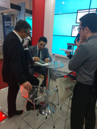 Em estande no evento, representante de empresa de TI, cliente do Serpro, demonstra para o público o aplicativo que emprega o Datavalid