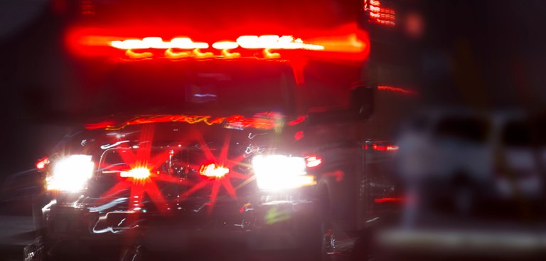 Imagem de uma ambulância em ação na noite de uma cidade grande Imagem de uma ambulância em ação na noite de uma cidade grande