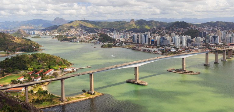 Fotografia da Terceira Ponte, oficialmente Ponte Deputado Darcy Castello de Mendonça, no Espírito Santo