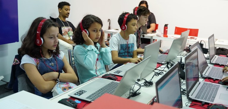 Jovens participam de oficina no estande do Serpro Jovens participam de oficina no estande do Serpro