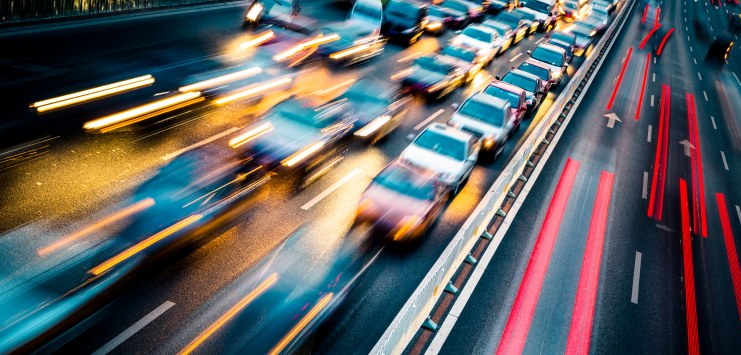 Imagem desfocada de uma cena urbana de trânsito