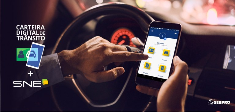 Dentro de um carro parado, close na mão de motorista que vai apertar o botão Infrações no aplicativo CDT Dentro de um carro parado, close na mão de motorista que vai apertar o botão Infrações no aplicativo CDT