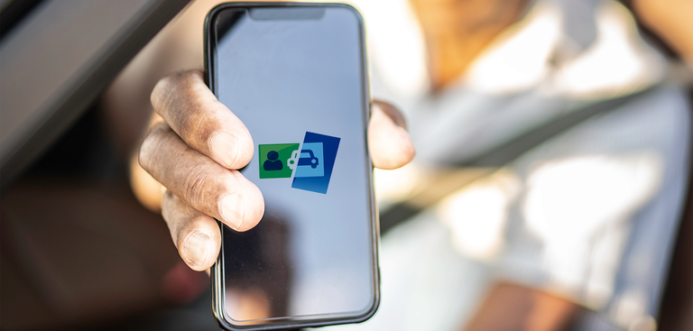 Imagem mostra close na mão de motorista apresentando celular aberto no aplicativo Carteira Digital de Trânsito. Imagem mostra close na mão de motorista apresentando celular aberto no aplicativo Carteira Digital de Trânsito.