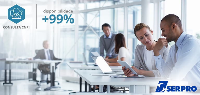 Pessoas conversam sobre o trabalho em um escritório Pessoas conversam sobre o trabalho em um escritório