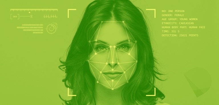 Imagem do rosto de uma mulher passando por processo de reconhecimento facial Imagem do rosto de uma mulher passando por processo de reconhecimento facial