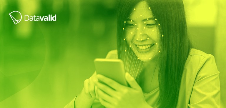 Ilustração de uma mulher realizando reconhecimento facial em um celular Ilustração de uma mulher realizando reconhecimento facial em um celular