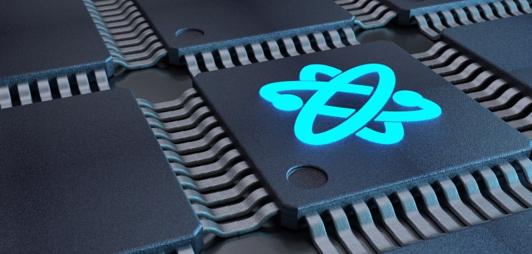 Imagem com uma grade forma por chips pretos, com um símbolo "quantom", que remete à computação quântica Imagem com uma grade forma por chips pretos, com um símbolo "quantom", que remete à computação quântica