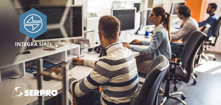 Pessoas trabalhando em computadores em um escritório Pessoas trabalhando em computadores em um escritório