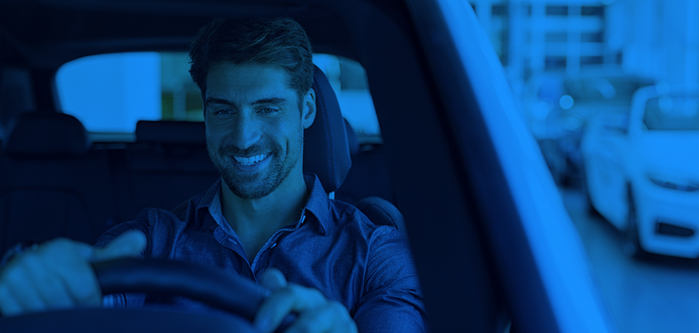 Um homem sorridente dirigindo um carro Um homem sorridente dirigindo um carro