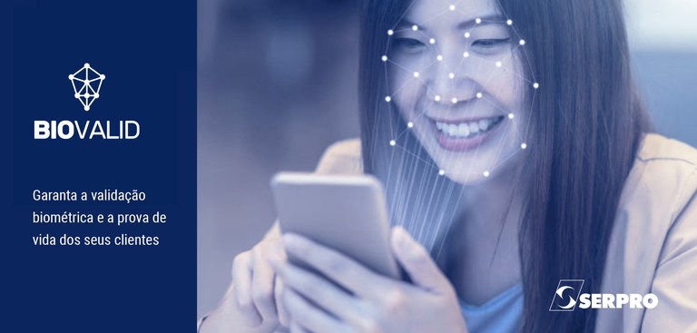 Mulher utiliza telefone celular para realizar procedimento de reconhecimento facial Mulher utiliza telefone celular para realizar procedimento de reconhecimento facial