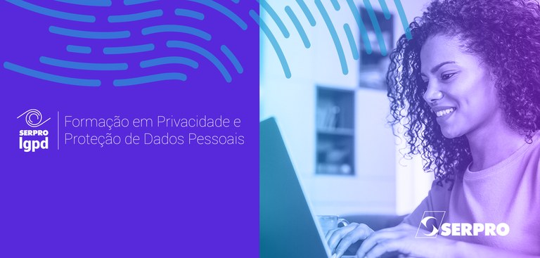 No lado esquerdo, a marca da Formação em Privacidade e Proteção de Dados Pessoais. À direita, imagem de uma mulher acessando computador No lado esquerdo, a marca da Formação em Privacidade e Proteção de Dados Pessoais. À direita, imagem de uma mulher acessando computador