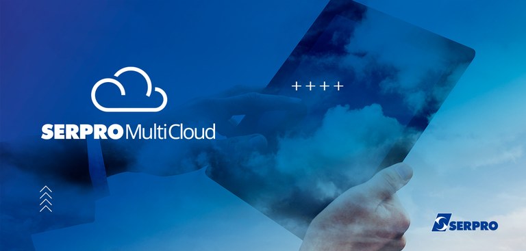 Imagem mostra close de duas mãos operando um tablet em meio a nuvens Imagem mostra close de duas mãos operando um tablet em meio a nuvens