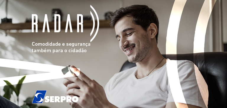 Cidadão sorrindo ao celular Cidadão sorrindo ao celular