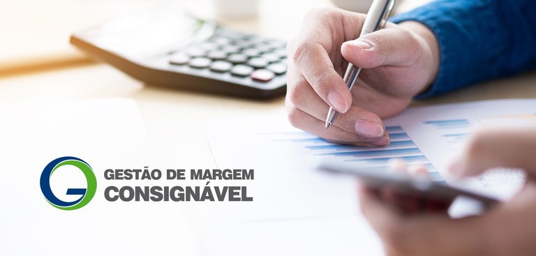 foto mostra close de mãos de uma pessoa apoiada sobre gráficos, sugerindo atividade de contabilidade foto mostra close de mãos de uma pessoa apoiada sobre gráficos, sugerindo atividade de contabilidade