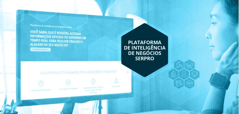 Mulher acessa computador com a tela da Plataforma de Inteligência de Negócios Serpro Mulher acessa computador com a tela da Plataforma de Inteligência de Negócios Serpro