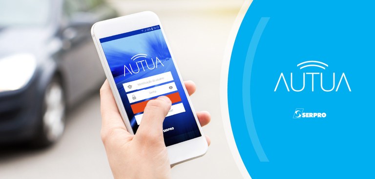 Cena que representa um agente de trânsito utilizando celular para acessar o Autua Cena que representa um agente de trânsito utilizando celular para acessar o Autua