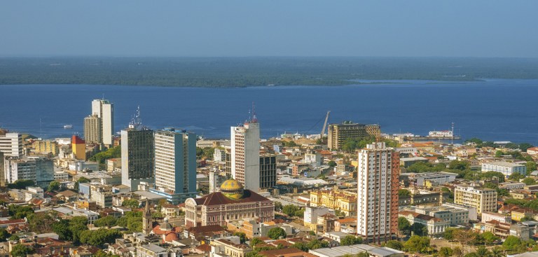 Vista panorâmica de Manaus, capital do estado do Amazonas. Destaque, ao centro, do Teatro Amazonas e, acima, do Rio Negro. Vista panorâmica de Manaus, capital do estado do Amazonas. Destaque, ao centro, do Teatro Amazonas e, acima, do Rio Negro.