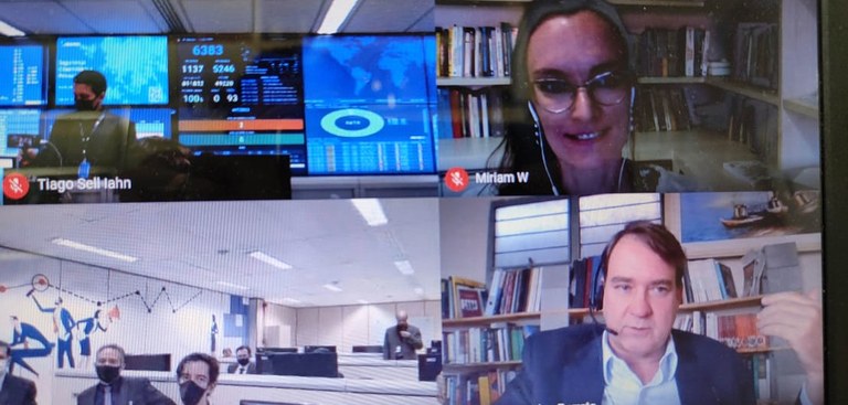 Imagem de uma webconferência. Print mostra a visualização de quatro telas. São dois ambientes do Serpro, o presidente da empresa, Gileno Barreto e a diretora da ANPD, Miriam Wimmer Imagem de uma webconferência. Print mostra a visualização de quatro telas. São dois ambientes do Serpro, o presidente da empresa, Gileno Barreto e a diretora da ANPD, Miriam Wimmer