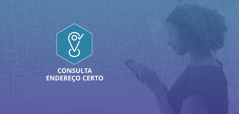 Mulher vizualiza mapa em um telefone celular. À esquerda, marca do produto Consulta Endereço Serpro Mulher vizualiza mapa em um telefone celular. À esquerda, marca do produto Consulta Endereço Serpro