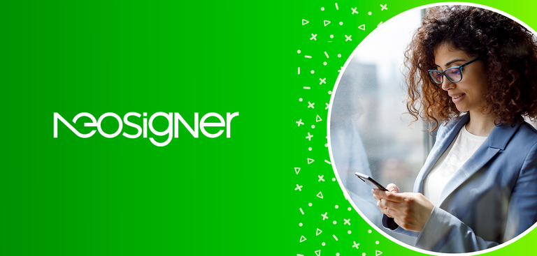 Mulher acessando telefone celular. À esquerda, marca do NeoSigner aplicada sobre fundo verde Mulher acessando telefone celular. À esquerda, marca do NeoSigner aplicada sobre fundo verde