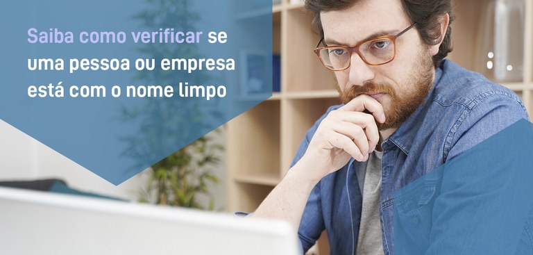 Homem trabalhando em computador. Em destaque, a frase: Saiba como verificar se uma pessoa ou empresa está com o nome limpo Homem trabalhando em computador. Em destaque, a frase: Saiba como verificar se uma pessoa ou empresa está com o nome limpo