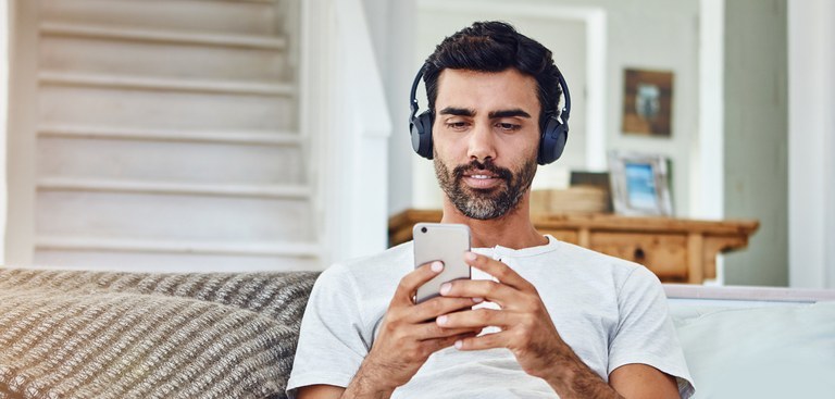 homem-no-sofa-usa-celular-com-fones-de-ouvido.jpg homem-no-sofa-usa-celular-com-fones-de-ouvido.jpg