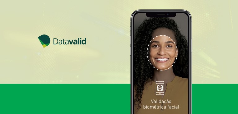 Ilustração de um celular realizando um procedimento de reconhecimento facial através da câmera de selfie. À esquerda foi aplicada a marca do Datavalid Ilustração de um celular realizando um procedimento de reconhecimento facial através da câmera de selfie. À esquerda foi aplicada a marca do Datavalid