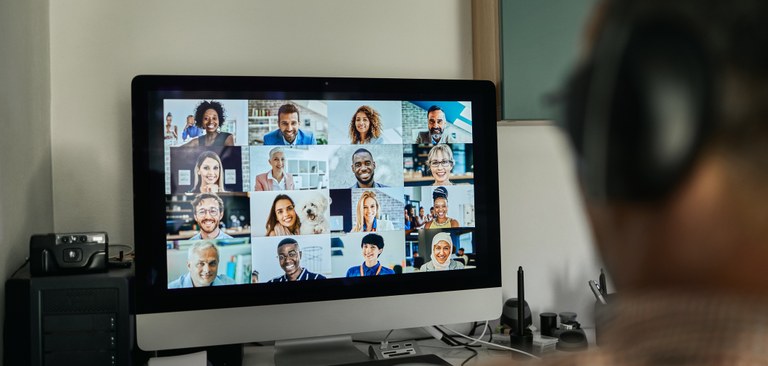 Empresário trabalhando com colegas por meio de videoconferência em home office Empresário trabalhando com colegas por meio de videoconferência em home office