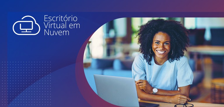 Fotografia de uma mulher sorrindo enquanto sentada à mesa com um laptop. À esquerda, marca do Escritório Virtual em Nuvem sobre fundo azul Fotografia de uma mulher sorrindo enquanto sentada à mesa com um laptop. À esquerda, marca do Escritório Virtual em Nuvem sobre fundo azul