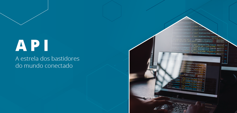 Imagem de computadores exibindo linhas de código. À esquerda, sobre um fundo azul, consta o seguinte texto: "API: a estrela dos bastidores do mundo conectado" Imagem de computadores exibindo linhas de código. À esquerda, sobre um fundo azul, consta o seguinte texto: "API: a estrela dos bastidores do mundo conectado"
