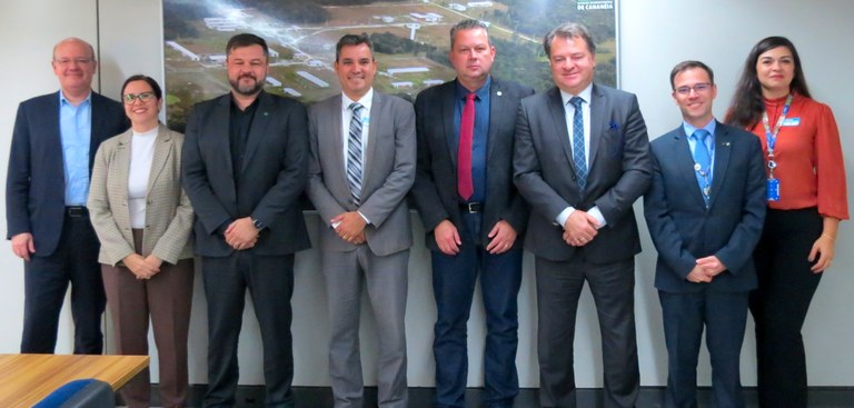 Foto com oito pessoas em pé, lado a lado