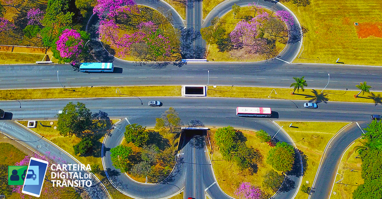 Imagem de vias urbanas sobre a qual, no canto inferior esquerdo, está aplicada a marca da Carteira Digital de Trânsito Imagem de vias urbanas sobre a qual, no canto inferior esquerdo, está aplicada a marca da Carteira Digital de Trânsito