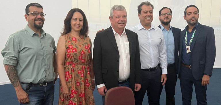 Axel Grael, prefeito de Niterói, em um registro fotográfico junto aos representantes do Serpro no Conlestech 2023 Axel Grael, prefeito de Niterói, em um registro fotográfico junto aos representantes do Serpro no Conlestech 2023