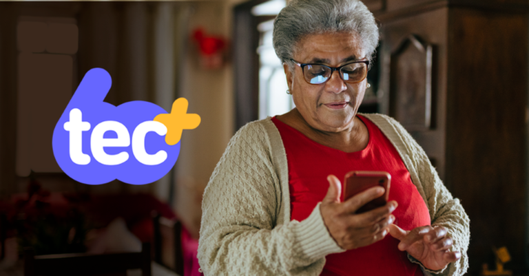 Mulher idosa utilizando um smartphone. Do lado esquedo da imagem foi aplicada a marca Tec+ Mulher idosa utilizando um smartphone. Do lado esquedo da imagem foi aplicada a marca Tec+