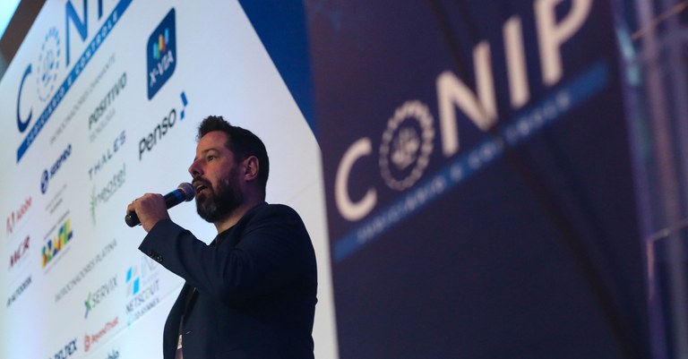 Eduardo Cardim apresenta Serpro MultiCloud no Conip Digital.jpg Eduardo Cardim apresenta Serpro MultiCloud no Conip Digital.jpg