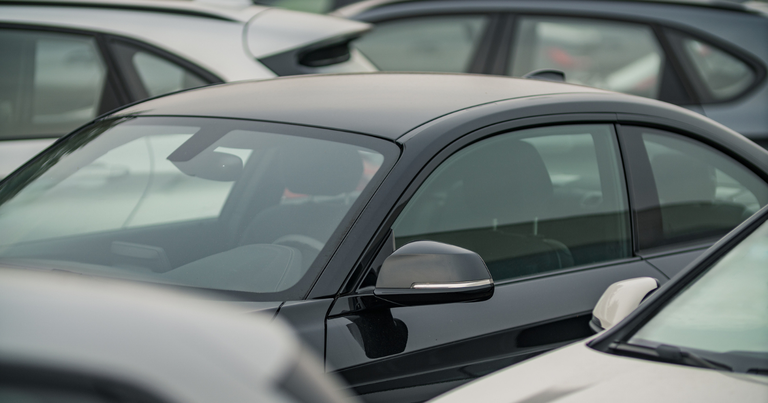 Recorte de um registro de veículos em uma salão de revendedora de automóveis Recorte de um registro de veículos em uma salão de revendedora de automóveis