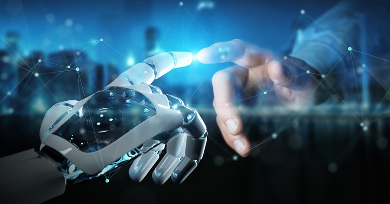 Imagem de computação gráfica com fundo em azul escuro de uma mão de Robô tocando com o indicador o indicador de uma mão humana Imagem de computação gráfica com fundo em azul escuro de uma mão de Robô tocando com o indicador o indicador de uma mão humana