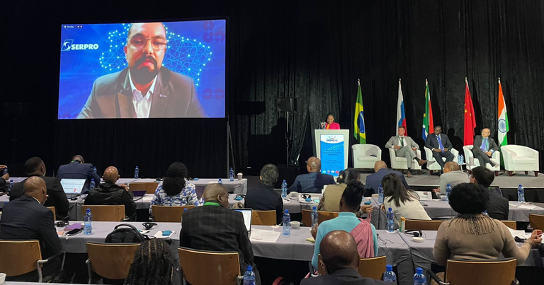Rafael Ferreira, gerente do Serpro, faz apresentação por videoconferência para os participantes do encontro na África do Sul Rafael Ferreira, gerente do Serpro, faz apresentação por videoconferência para os participantes do encontro na África do Sul
