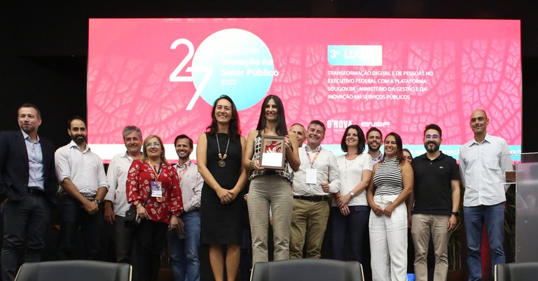Representantes do MGI e do Serpro recebem placa de premiação do Concurso de Inovação.jpg Representantes do MGI e do Serpro recebem placa de premiação do Concurso de Inovação.jpg