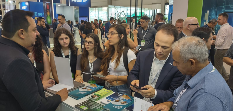 Participantes da feira visitam o estande do Serpro em busca de informações sobre as soluções tecnológicas da empresa disponíveis para os municípios brasileiros Participantes da feira visitam o estande do Serpro em busca de informações sobre as soluções tecnológicas da empresa disponíveis para os municípios brasileiros