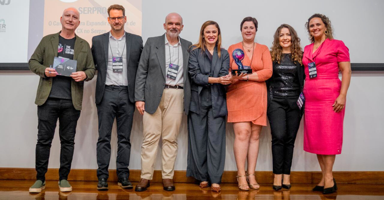 Representantes das áreas de Felicidade do Cliente e de Capacitação e Educação Corporativa do Serpro