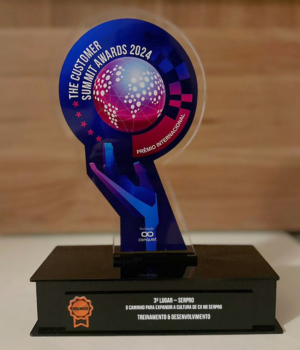 Troféu do prêmio The Customer Summit Awards 2024