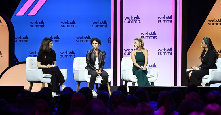 Da esquerda para a direita, Clara Chappaz, Diretora da La French Tech; Tara Chklovski, Fundadora e CEO da Technovation; Silvina Moschini, Fundadora da Unicoin; e Anisah Osman Britton, Repórter de Vida de Startup na Sifted, no palco da Startup University no Web Summit 2023. Foto: por Piaras Ó Mídheach