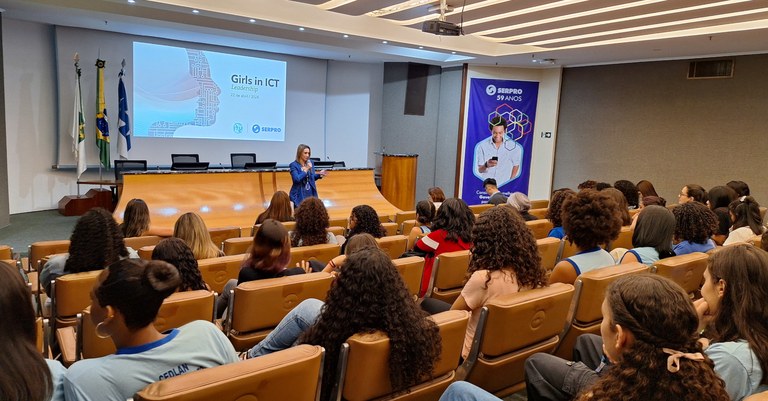 Valeria Silva faz a abertura do Girls in ICT no auditório do Serpro com as estudantes do Centro Educacional do Lago Norte.jpg