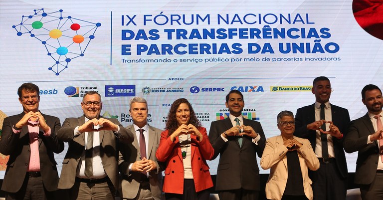 Autoridades celebram o início do Fórum