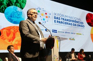 Alexandre Amorim discursa na solenidade de abertura