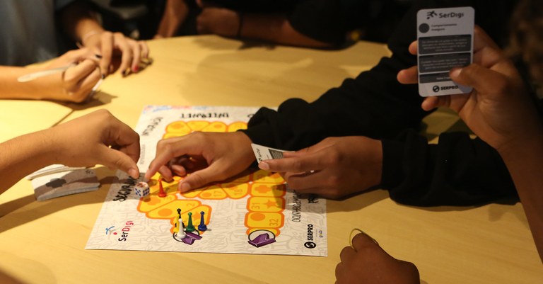 Estudantes jogam o Ser Digi no Outubro Ciber Seguro.jpg