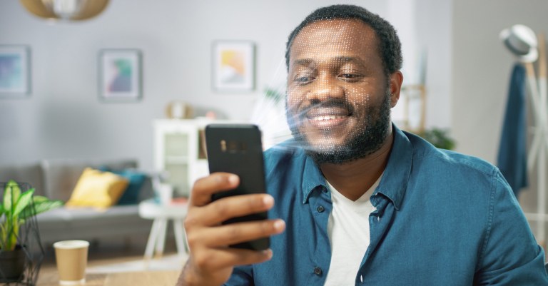 Imagem ilustrando o procedimento de reconhecimento facial feito por meio de um telefone celular